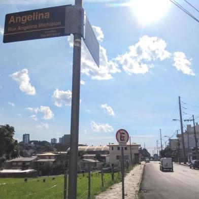 Obras de saneamento deixam fluxo parcialmente bloqueado no bairro Nossa Senhora de Lourdes.