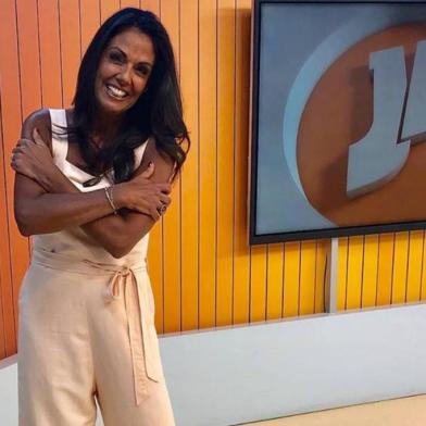 Cristina Ranzolin volta superbronzeada das férias ao Jornal do Almoço.