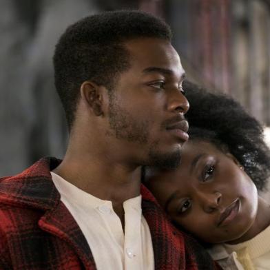 KiKi Layne e Stephan James como o casal protagonista de Se a Rua Beale Falasse (2018), filme adaptado da obra de James Baldwin