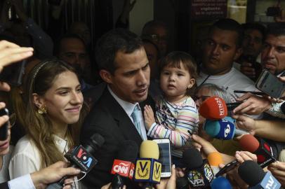  Opposition leader and self-proclaimed acting president Juan Guaido (C) talks to the press as he holds his daughter Miranda, next to his wife Fabiana Rosales (L), outside his home in Santa Fe, Caracas on January 31, 2019. - Venezuelas self-proclaimed acting president Juan Guaido on Thursday accused socialist leader Nicolas Maduros security forces of trying to intimidate his family. Guaido, the opposition leader challenging Maduros rule, said the security service FAES had gone to his house asking for his wife, Fabiana. (Photo by Federico Parra / AFP)Editoria: WARLocal: CaracasIndexador: FEDERICO PARRASecao: crisisFonte: AFPFotógrafo: STF