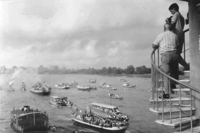  Procissão de Nossa Senhora dos Navegantes no ano de 1964, em Porto Alegre.Procissão fluvial pelo Guaíba.Festa dos Navegantes.-FOTÓGRAFO: Alderico Luchini, jornal Última Hora, 02/02/1964.-#ENVELOPE: 30829.#PASTA: 511206 - #CX: 284#OBS CDI: foto digitalizada a partir da cartolina/contato/preview que consta na pasta física de fotos do acervo de Zero Hora.