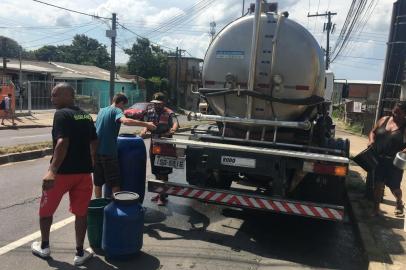 Sem água, moradores formam filas para encher baldes e galões em caminhões pipa na Lomba do Pinheiro. 