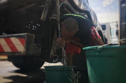 Sem água, moradores formam filas para encher baldes e galões em caminhões pipa na Lomba do Pinheiro. 