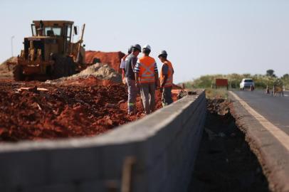 Obras da concessionária Triunfo-Concepa para a construção de um viaduto na BR-290, em Guaíba, no entroncamento com a Av. Nei Brito. Esta avenida liga a BR-290 à Estrada do Conde