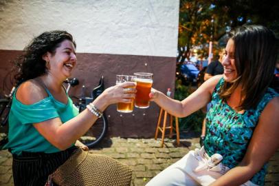  PORTO ALEGRE, RS - BRASIL -  25/01/2019 - na foto: Janaína Xavier e Larissa Liberato -  4Beer, Daniel Diefenthäler - Das panelas às fábricas, microcervejarias crescem e movimentam o comércio de bebidas alcoólicas no Estado. Apesar de ainda representarem um pequeno percentual do consumo de cervejas, as artesanais crescem na preferência do público e motivam até pubs dedicados a elas (OMAR FREITAS / AGÊNCIA RBS)