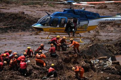  A helicopter provides support to the work of rescuers and firefighters in the search for victims, four days after the collapse of a dam at an iron-ore mine belonging to Brazils giant mining company Vale near the town of Brumadinho, state of Minas Gerias, southeastern Brazil, on January 28, 2019. - The search for survivors intensified on Monday, on its fourth day, with the support of an Israeli contingent, after communities were devastated by a dam collapse that killed at least 60 people at a Brazilian mining complex -- with hopes fading for 292 still missing. A barrier at the site burst on Friday, spewing millions of tons of treacherous sludge and engulfing buildings, vehicles and roads. (Photo by Mauro Pimentel / AFP)Editoria: DISLocal: BrumadinhoIndexador: MAURO PIMENTELSecao: accident (general)Fonte: AFPFotógrafo: STF