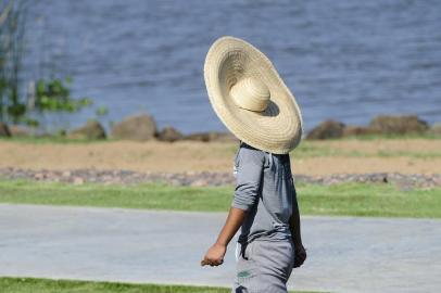  PORTO ALEGRE, RS, BRASIL, 01.02.2019. Ambiental de calor em Porto Alegre. Previsão do tempo apontou o janeiro mais quente em mais de cem anos.FOTO: RONALDO BERNARDI/AGÊNCIA RBS