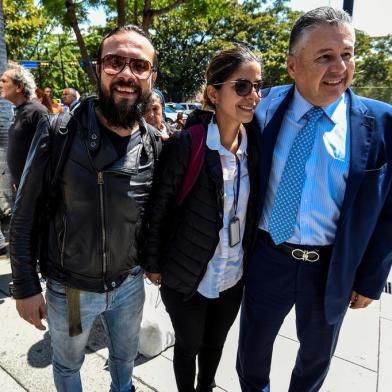  Spains news agency EFE Colombian photographer Leonardo Munoz (L) and Colombian journalist Mauren Barriga Vargas (C) are pictured next to Colombias Charge daffaires to Venezuela German Castaneda, after being released from detention by Venezuelan authorities, in Caracas on January 31, 2019. - Three reporters from the Spanish news agency EFE and two French journalists who were detained in Venezuela while covering massive anti-government street protests, were released on Thursday and will be deported in the next hours, according to the media for which they work and diplomatic sources. (Photo by Juan BARRETO / AFP)Editoria: POLLocal: CaracasIndexador: JUAN BARRETOSecao: crisisFonte: AFPFotógrafo: STF