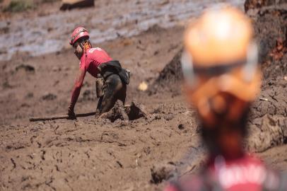  BRUMADINHO, MG, BRASIL - 2019.01.28 - Operação de buscas pelos bombeiros no Parque das Cachoeiras, em Brumadinho (Foto: ANDRÉ ÁVILA/ Agência RBS)Indexador: Andre Avila--------A barragem 1 do complexo Mina do Feijão, da mineradora Vale, na região do Córrego do Feijão,  rompeu sexta-feira 25/01/2019, em Brumadinho, Região Metropolitana de Belo Horizonte. As fotos mostram os estragos causados pela invasão  dos rejeitos de minério, lama, na região.----