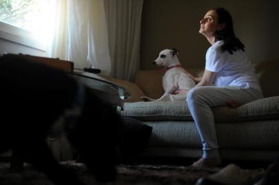  CAXIAS DO SUL, RS, BRASIL 30/01/2019Sessão de reiki aplicado em animais pela terapeuta Alana de Andrade Reis, da TeraPet AuQMia Zen. Cães da cliente Marina Soares Silvestri. (Felipe Nyland/Agência RBS)