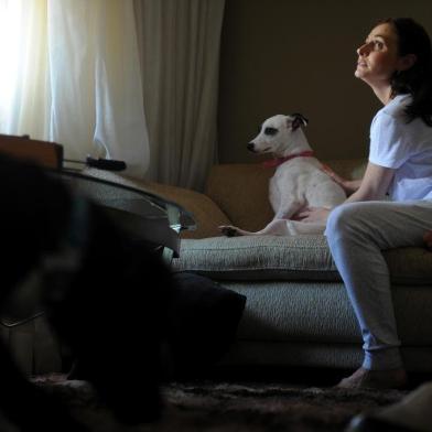  CAXIAS DO SUL, RS, BRASIL 30/01/2019Sessão de reiki aplicado em animais pela terapeuta Alana de Andrade Reis, da TeraPet AuQMia Zen. Cães da cliente Marina Soares Silvestri. (Felipe Nyland/Agência RBS)