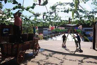  CAXIAS DO SUL, RS, BRASIL (17/02/2016) Parque da Festa da Uva 2016. Reportagem verifica a decoração na véspera da inauguração, bem como a  instalações dos espaços culturais     (Roni Rigon/Pioneio)