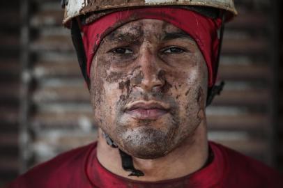 BRUMADINHO, MG, BRASIL - 2019.01.28 - Retrato de bombeiros integrantes do 1° Batalhão de Bombeiros de Minas Gerais. Na foto: Cabo Garcia (Foto: ANDRÉ ÁVILA/ Agência RBS)Indexador: Andre Avila--------A barragem 1 do complexo Mina do Feijão, da mineradora Vale, na região do Córrego do Feijão,  rompeu sexta-feira 25/01/2019, em Brumadinho, Região Metropolitana de Belo Horizonte. Bombeiros ajudam no resgate das vítimas dos estragos causados pela invasão  dos rejeitos de minério, lama, na região.----