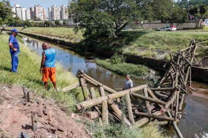 Porto alegre, RS - 01/02/2019 Prefeitura retira passarela com risco de queda na Av. IpirangaFoto: Luciano Lanes/PMPA