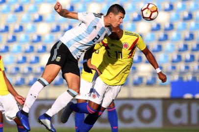  Argentinas Patricio Perez (L) heads the ball next to Colombias Johan Carbonero during their South American U-20 football match at El Teniente stadium in Rancagua, Chile, on February 1, 2019. (Photo by Claudio REYES / AFP)Editoria: SPOLocal: RancaguaIndexador: CLAUDIO REYESSecao: soccerFonte: AFPFotógrafo: STR