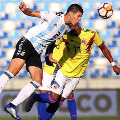  Argentinas Patricio Perez (L) heads the ball next to Colombias Johan Carbonero during their South American U-20 football match at El Teniente stadium in Rancagua, Chile, on February 1, 2019. (Photo by Claudio REYES / AFP)Editoria: SPOLocal: RancaguaIndexador: CLAUDIO REYESSecao: soccerFonte: AFPFotógrafo: STR