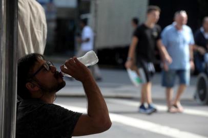  CAXIAS DO SUL, RS, BRASIL, 01/02/2019Calor no manhã de sexta no centro da cidade. (Lucas Amorelli/Agência RBS)