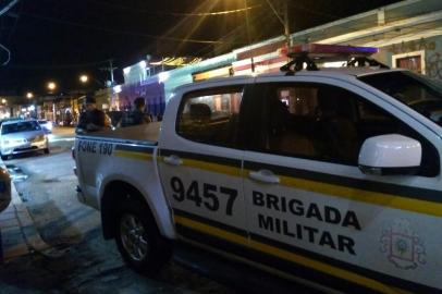  PORTO ALEGRE, RS, BRASIL, 01/02/2019. A Brigada Militar (BM) está com efetivo reforçado no bairro Cidade Baixa, na noite desta sexta-feira (1º). Na madrugada de sábado (2), o atentado que acabou com três pessoas na Rua João Alfredo completará uma semana. Pessoas que circulavam pela via percebiam movimento abaixo para o normal na noite desta sexta e a presença ostensiva da BM. Foto: Pedro Moreira/Agência RBS