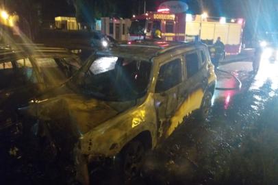 Dois carros incendeiam após colidirem na RSC-453 em Caxias do Sul.