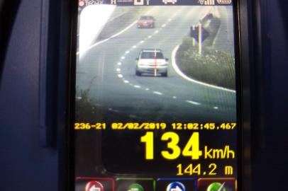 Carro é flagrado a 134 km/h na RSC-453, em Caxias, onde limite é 80 km/h.