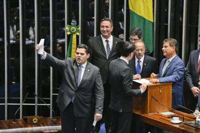 Senador Davi Alcolumbre (DEM-AP) exibe voto. Foto: Edilson Rodrigues/AgÃªncia Senado