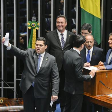 Senador Davi Alcolumbre (DEM-AP) exibe voto. Foto: Edilson Rodrigues/AgÃªncia Senado