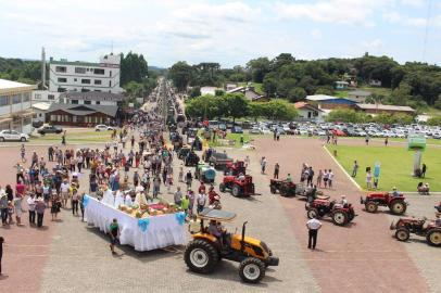 Romaria votiva, envolvendo centenas de agricultores, no santuário de nossa senhora de caravaggio