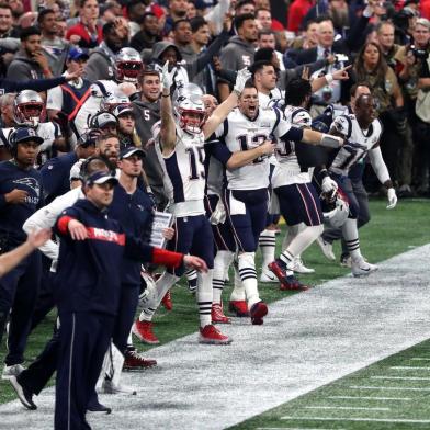 Super Bowl LIII - New England Patriots v Los Angeles RamsATLANTA, GEORGIA - FEBRUARY 03: Tom Brady #12 and Chris Hogan #15 of the New England Patriots celebrate a missed field goal late in the fourth quarter against the Los Angeles Ramsduring Super Bowl LIII at Mercedes-Benz Stadium on February 03, 2019 in Atlanta, Georgia.   Streeter Lecka/Getty Images/AFPEditoria: SPOLocal: AtlantaIndexador: STREETER LECKASecao: American FootballFonte: GETTY IMAGES NORTH AMERICAFotógrafo: STF