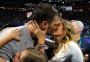 Gisele Bündchen celebra vitória de Tom Brady no Super Bowl e beija marido em campo 