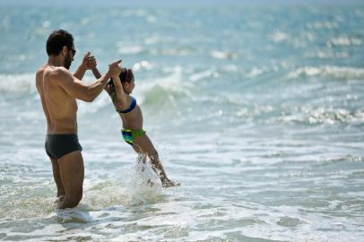  FLORIANÓPOLIS, SC, BRASIL, 12/10/2014 - PRAIA - domingo, dia das crianças, com calor e praia em Florianópolis - JURERÊ iNTERNACIONALIndexador: Picasa