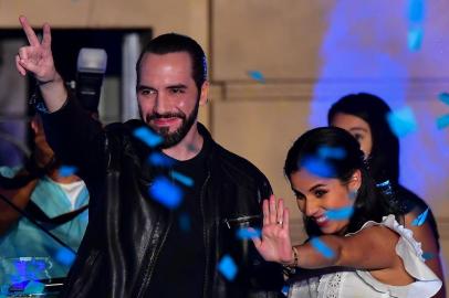  El Salvador presidential candidate Nayib Bukele of the Great National Alliance (GANA) celebrates alongside his wife Gabriela Rodriguez (R) after winning the presidential elections in San Salvador on February 3, 2019. - Nayib Bukele, the popular former mayor of San Salvador, claimed victory on February 3 in the Central American countrys presidential elections. (Photo by Luis ACOSTA / AFP)Editoria: POLLocal: San SalvadorIndexador: LUIS ACOSTASecao: electionFonte: AFPFotógrafo: STF