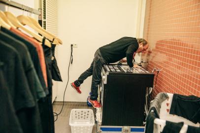 LAUNDRY-ROGERS-LSPR-ART-012919Hans-Jürgen Topf washes the costumes of German rap act Die Fantastischen Vier prior to their concert at Max Schmeling Halle, Berlin, Jan. 13, 2019. Topf, owner of Rock n Roll Laundry, has washed clothes for Madonna, Pink and Beyoncé, among others. (Felix Brüggemann/The New York Times)Editoria: ELocal: BERLINIndexador: FELIX BRUGGEMANNFonte: NYTNSFotógrafo: STR