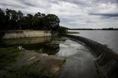  PELOTAS, RS, BRASIL, 31-01-2019: Vertedouro da barragem de Santa Barbara, em Pelotas. Estrutura recebe reformas para adequacao. O reservatorio e utilizado para abastecimento de agua da cidade. As barragens gauchas de Capane, em Cachoeira do Sul, e Santa Barbara, em Pelotas, aparecem em relatorio da Agencia Nacional de Agua (ANA), divulgado em novembro de 2018, por apresentarem risco de rompimento. (Foto: Mateus Bruxel / Agencia RBS)