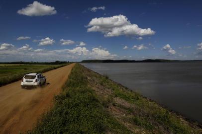  CACHOEIRA DO SUL, RS, BRASIL, 30-01-2019: Barragem de Capane, em Cachoeira do Sul. O Instituto Riograndense do Arroz (Irga), que administra o reservatorio, o mantem abaixo do limite para evitar problemas. A estrutura foi construida na decada de 1940 e beneficia produtores rurais para irrigacao de lavouras de arroz. As barragens gauchas de Capane, em Cachoeira do Sul, e Santa Barbara, em Pelotas, aparecem em relatorio da Agencia Nacional de Agua (ANA), divulgado em novembro de 2018, por apresentarem risco de rompimento. (Foto: Mateus Bruxel / Agencia RBS)