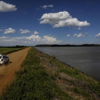  CACHOEIRA DO SUL, RS, BRASIL, 30-01-2019: Barragem de Capane, em Cachoeira do Sul. O Instituto Riograndense do Arroz (Irga), que administra o reservatorio, o mantem abaixo do limite para evitar problemas. A estrutura foi construida na decada de 1940 e beneficia produtores rurais para irrigacao de lavouras de arroz. As barragens gauchas de Capane, em Cachoeira do Sul, e Santa Barbara, em Pelotas, aparecem em relatorio da Agencia Nacional de Agua (ANA), divulgado em novembro de 2018, por apresentarem risco de rompimento. (Foto: Mateus Bruxel / Agencia RBS)