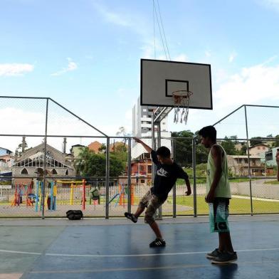  CAXIAS DO SUL, RS, BRASIL (01/02/2019)Moradores apreveitam o novo complexo culturall, esportivo e de lazer na rua Raimundo Magnabosco no bairro Cidade Nova. (Antonio Valiente/Agência RBS)