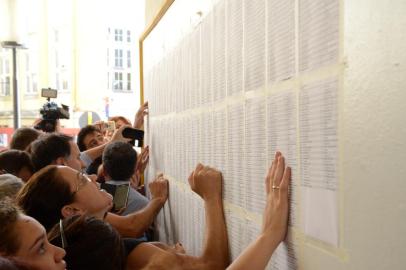 A Universidade Federal do Rio Grande do Sul (UFRGS) divulgou nesta sexta-feira, às 16 horas, a lista dos classificados no Concurso Vestibular 2016. O listão com os nomes dos 4.017 candidatos selecionados foi afixado no mural do Prédio Anexo da Reitoria (Av. Paulo Gama, 110 - Campus Centro) e publicado no site da UFRGS.