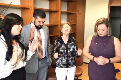  No primeiro dia como parlamentar, a deputada federal Joice Hasselmann (PSL-SP) promoveu um culto religioso em seu gabinete na Câmara, na manhã desta segunda (4), para exorcizar o ex-presidente Luiz Inácio Lula da Silva.A parlamentar ficou com o gabinete 825 do Anexo 4 da Câmara, o mesmo usado pelo petista quando foi deputado constituinte, entre fevereiro de 1987 e janeiro de 1991. Reprodução/Youtube