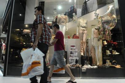 CAXIAS DO SUL, RS, BRASIL, 09/12/2012 - A pouco mais de duas semanas do Natal, caxienses lotam os shoppings e o comércio de rua para iniciarem as suas compras. Na foto o Shopping Iguatemi. (JONAS RAMOS / ESPECIAL)