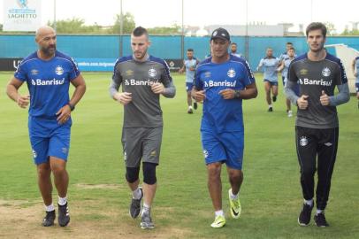 Rogério Godoy , o Rogerião, corre ao lado de Paulo Victor e Julio César, goleiros do Grêmio, e com o auxiliar Ênio, em treino no CT Luiz Carvalho