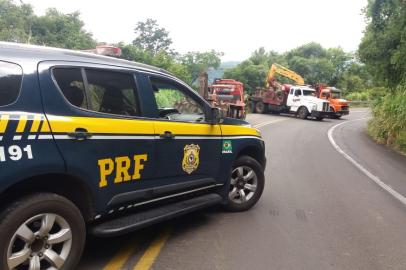 BR-116 segue bloqueada em Picada Café para retirada de caminhão.