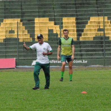 Cirio Quadros, técnico do Ypiranga, em treino da Copa do Brasil