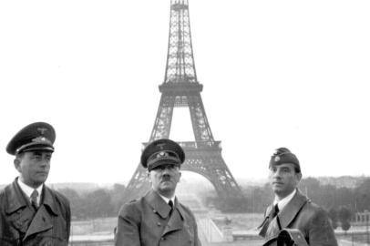 não_publicada Adolf Hitler, Albert Speer, Arno Breker** FILE ** Adolf Hitler, center, poses with architect Albert Speer, left, and sculptor Arno Breker, right, in front of the  Eiffel Tower in Paris in this June 23, 1940 file photo. Works by sculptor Arno Breker, favored by the Nazis for his monumental, classically inspired figures, went on display Friday amid controversy over Brekers links to Adolf Hitler and his flourishing career in the Third Reich. (AP Photo) Fonte: AP