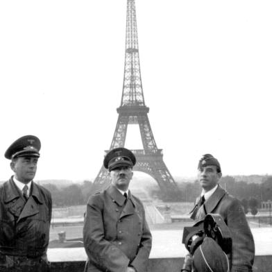 não_publicada Adolf Hitler, Albert Speer, Arno Breker** FILE ** Adolf Hitler, center, poses with architect Albert Speer, left, and sculptor Arno Breker, right, in front of the  Eiffel Tower in Paris in this June 23, 1940 file photo. Works by sculptor Arno Breker, favored by the Nazis for his monumental, classically inspired figures, went on display Friday amid controversy over Brekers links to Adolf Hitler and his flourishing career in the Third Reich. (AP Photo) Fonte: AP