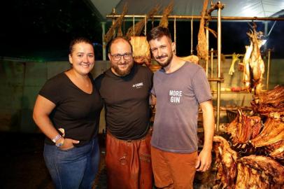  XANGRILÁ, RS, BRASIL, 02/02/2019: Movimentação nos camarotes no segundo dia de Planeta Atlântida. Na foto, Lela Zaniol, Marcos Livi e Diogo Carvalho. (CAMILA DOMINGUES/AGÊNCIA RBS)