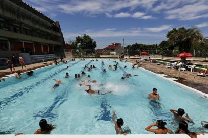 PORTO ALEGRE, RS, BRASIL, 13-01-2017: Pessoas se refrescam na piscina pública do Cecoflor (Centro Comunitário Jardim Floresta), no bairro Jardim Floresta, na zona norte. (Foto: Mateus Bruxel / Agência RBS)