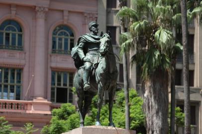  PORTO ALEGRE-RS- BRASIL- 06/02/2019- Adoção de monumentos em Porto Alegre. monumento Marechal pedro osório na praça da Alfândega.   FOTO FERNANDO GOMES/ ZERO HORA.