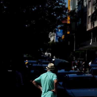  CAXIAS DO SUL, RS, BRASIL, 06/02/2019Céu azul com poucas nuvens na manhã de quarta em Caxias. O termômetros na praça Dante marcaram média de 21 º. (Lucas Amorelli/Agência RBS)