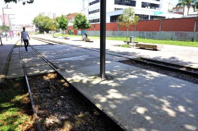  CAXIAS DO SUL, RS, BRASIL, 06/02/2019. Prefeitura propôs ao Ministério Público Federal manter concreto na Praça do Trem, no bairro São Pelegrino, e apenas modificar acabamento do pavimento que fica junto aos trilhos. (Porthus Junior/Agência RBS)Indexador:                                 