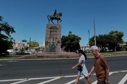  PORTO ALEGRE-RS- BRASIL- 06/02/2019- Adoção de monumentos em Porto Alegre. Estátua de Bento Gonçalves, foi vandalizada, retiram parte das pedras e roudadas os detalhes  de bronze.   FOTO FERNANDO GOMES/ ZERO HORA.